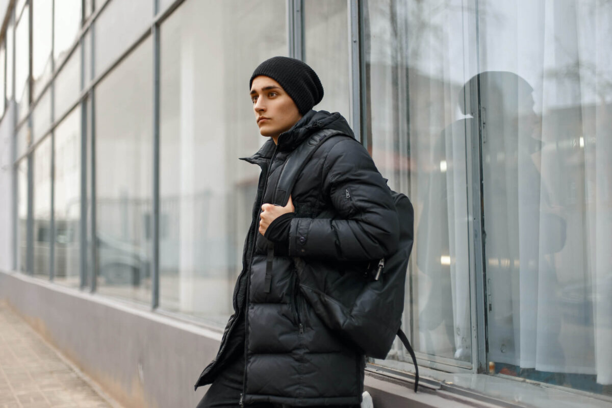 drill outfit z czarną kurtką puffer i czapką beanie