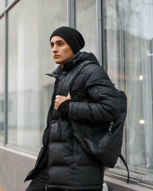 drill outfit z czarną kurtką puffer i czapką beanie