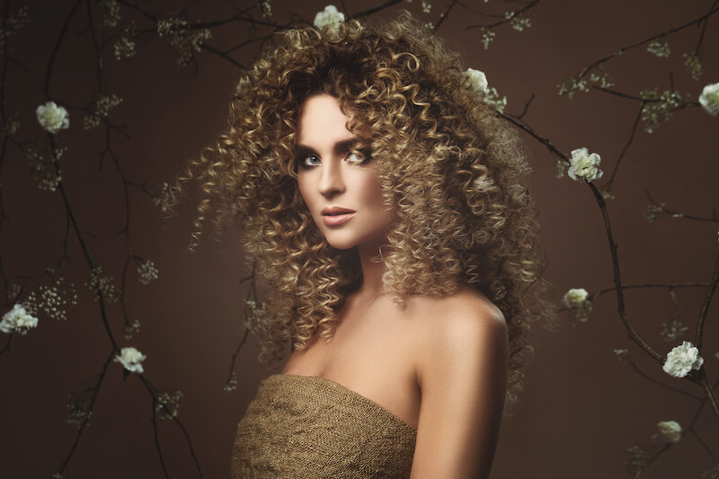 fryzura typu big hair z mocno uniesionymi włosami