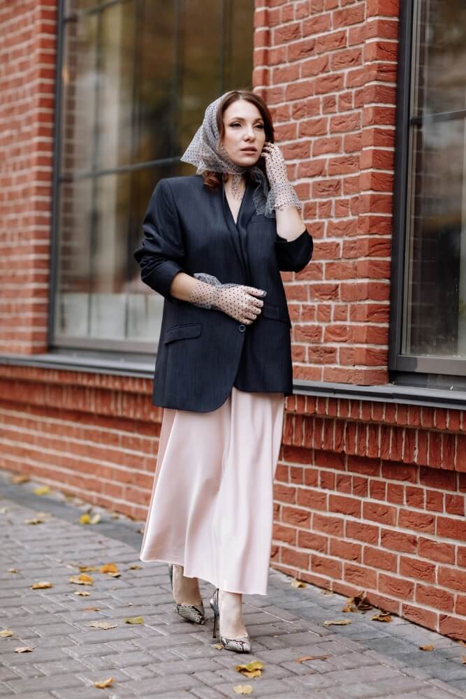 satynowa spódnica – stylizacje na przykładzie kroju maxi outfit z satynową spódnicą maxi i marynarką