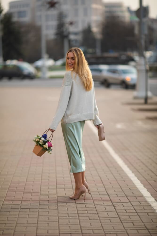 outfit z satynową spódnicą i luźnym swetrem satynowa spódnica – stylizacje na przykładzie połączenia ze swetrem oversize